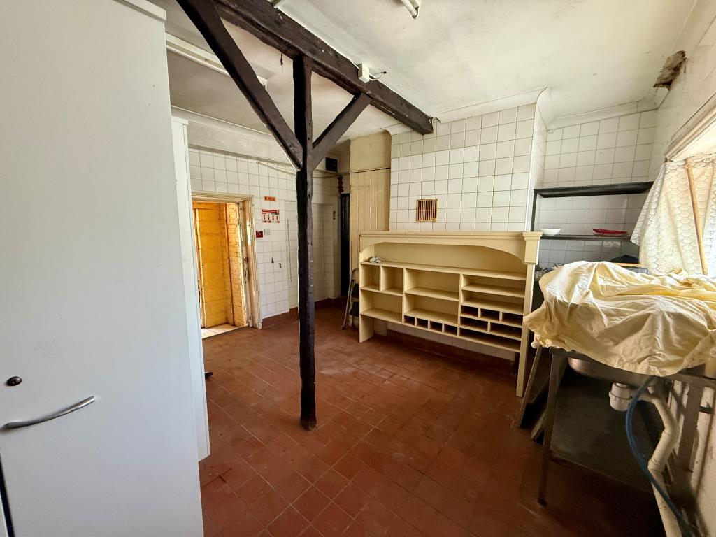 Lot: 84 - FORMER PUB WITH SEVEN LETTING ROOMS WITH POTENTIAL - Kitchen